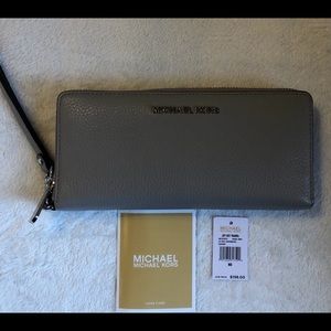 Michael Kors Jet Set Lg Pearl Grey wristlet